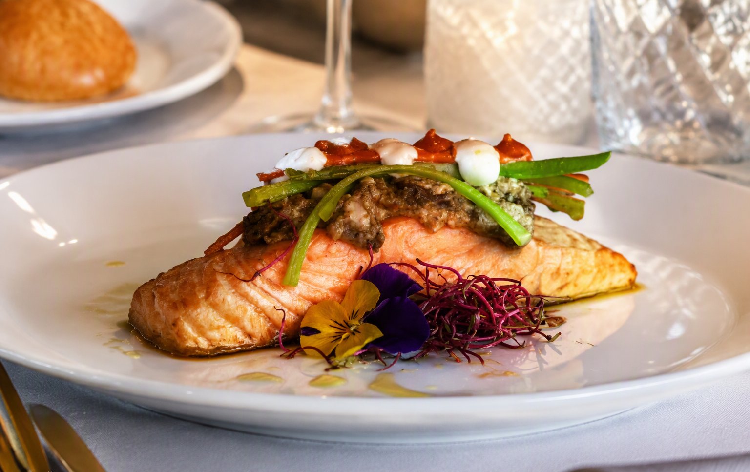 Il filetto di salmone con asparagi e fiori